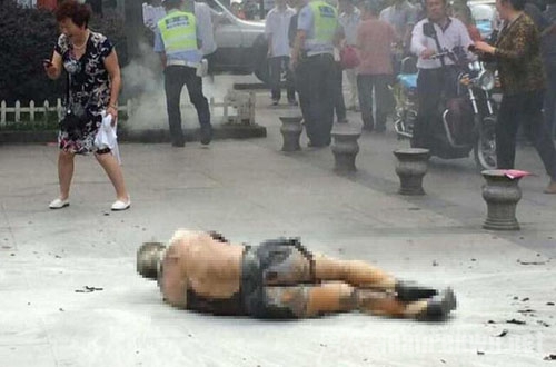 宜宾一老人当街自焚