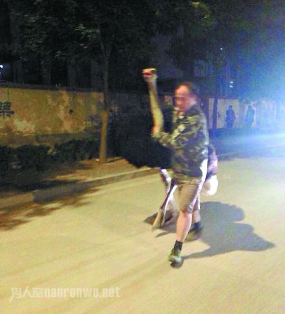 北京街头惊现鸵鸟狂奔 警车随后