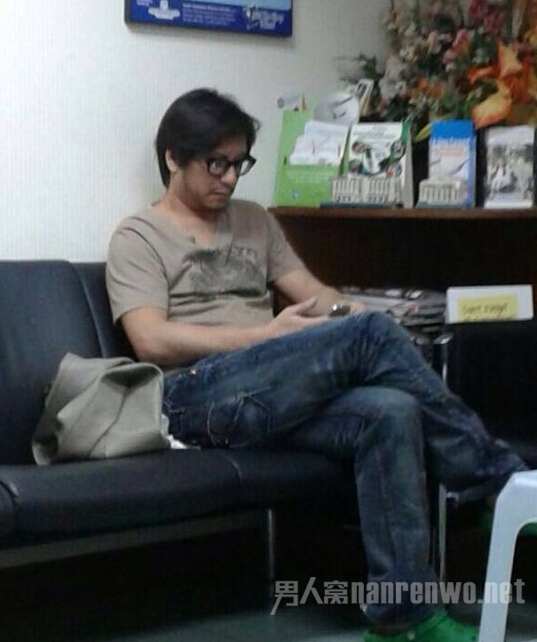 彭顺陪伴太太李心洁看医生,不时查看手机