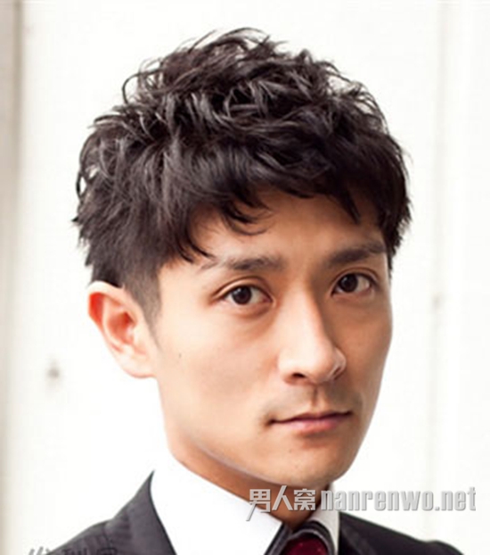 螺旋烫的男生短刘海发型