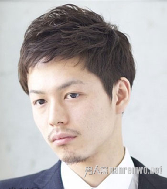 蓬松的男生短刘海发型