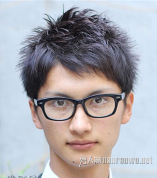 碎剪发的男生短刘海发型