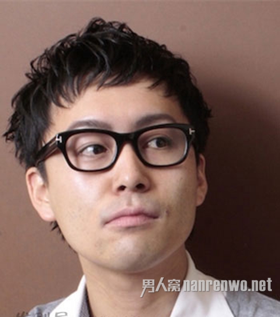 微卷的男生短刘海发型