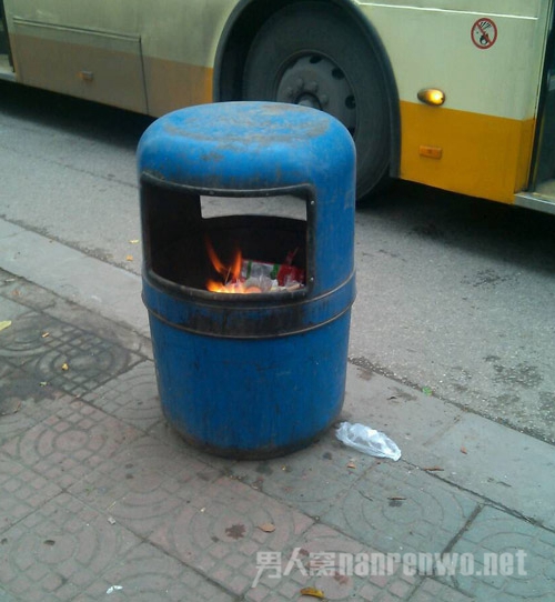 垃圾桶着火了