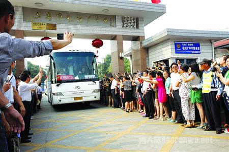 32辆大巴车组成的车队，送近四千名应届高三毕业生前往六安市参加高考