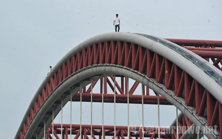 女子跳桥轻生男子欲救遭拒