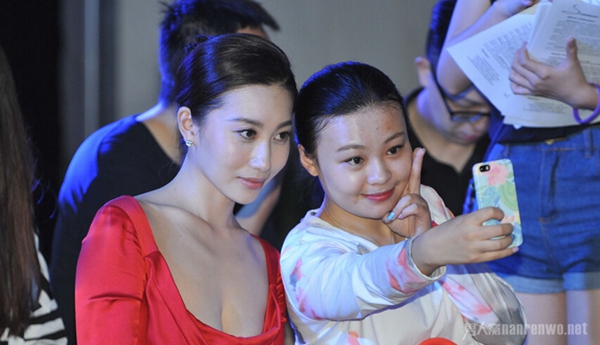 章子怡嫂子与女嘉宾合影