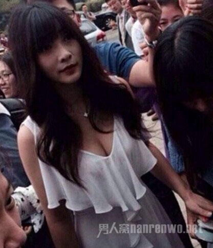 柳岩当快递现身电商总部 深V纱裙现场失控