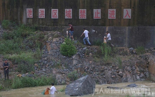 水库开闸村民泄洪口捕鱼