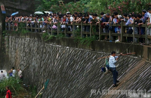 水库开闸村民泄洪口捕鱼