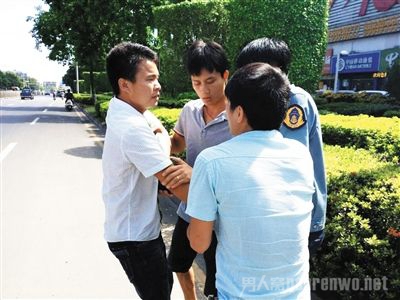 执法人员扣黑车遭30人围殴