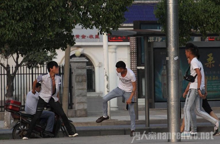 湖北初中生持砍刀当街打架