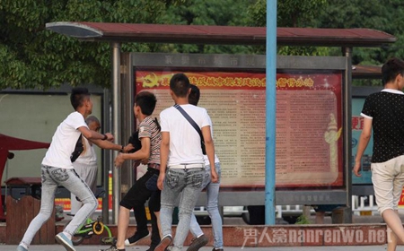 湖北初中生持砍刀当街打架