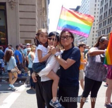 吴君如陈可辛带女儿参加同志游行