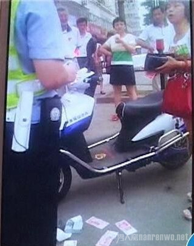 女车主拿百元大钞怒砸交警