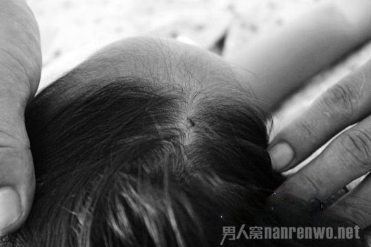 小女孩的头部被刺