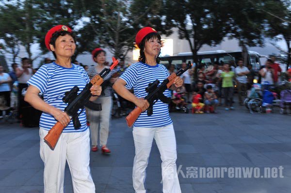 大妈跳地道战纪念七七事变