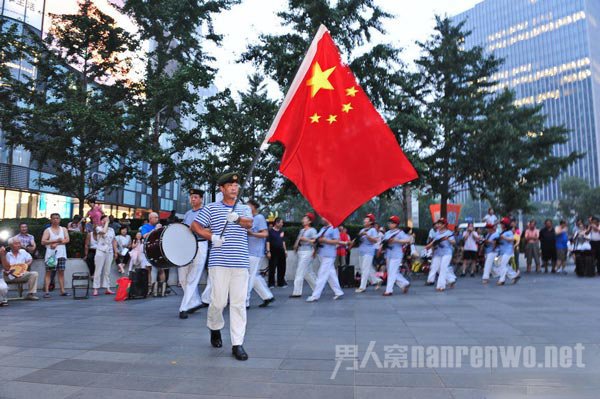 大妈跳地道战纪念七七事变