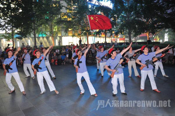 大妈跳地道战纪念七七事变