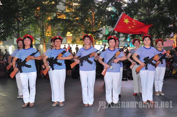 大妈跳地道战纪念七七事变