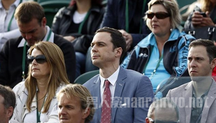 蓝色系格纹西装搭配深红色花纹领带 蓝色系格纹西装搭配深红色花纹领带