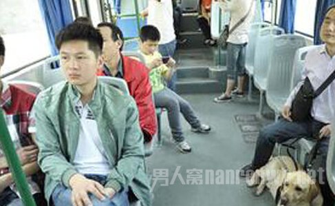  坐在公交上减肥