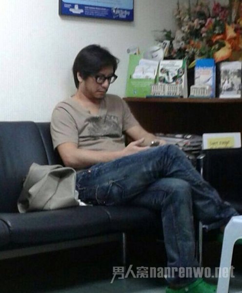 彭顺陪伴太太李心洁看医生