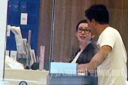 秦海璐现身妇产医院做检查