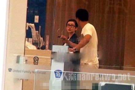 秦海璐现身妇产医院做检查