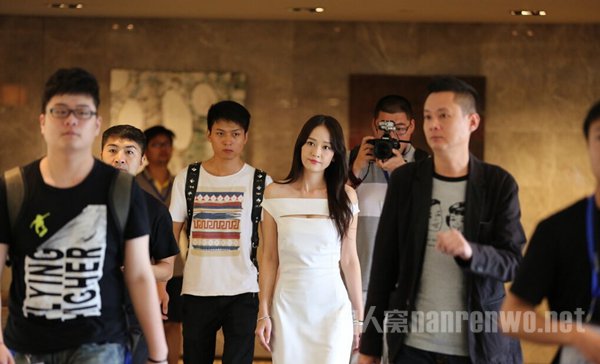 陈乔恩白色礼服巧露事业线