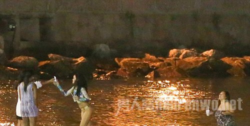 蕾哈娜与好友深夜开海边派对 身着性感豹纹泳装