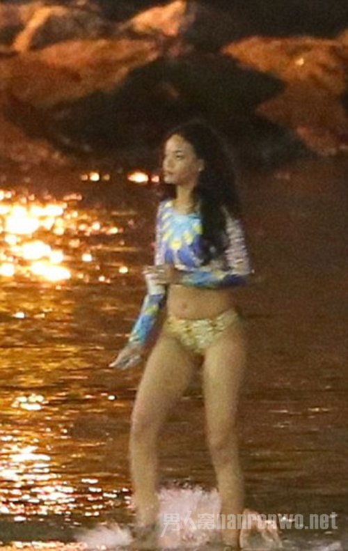 蕾哈娜与好友深夜开海边派对 身着性感豹纹泳装