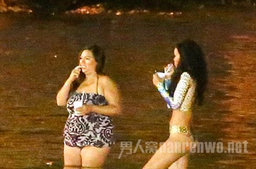 蕾哈娜与好友深夜开海边派对 身着性感豹纹泳装