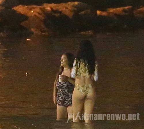 蕾哈娜与好友深夜开海边派对 身着性感豹纹泳装