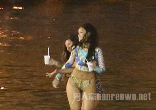 蕾哈娜与好友深夜开海边派对 身着性感豹纹泳装