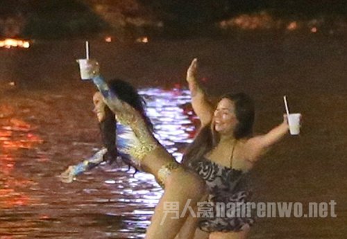 蕾哈娜与好友深夜开海边派对 身着性感豹纹泳装