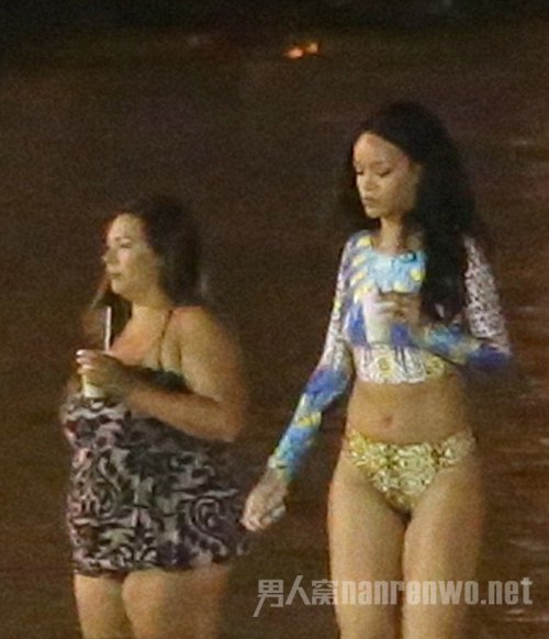 蕾哈娜与好友深夜开海边派对 身着性感豹纹泳装