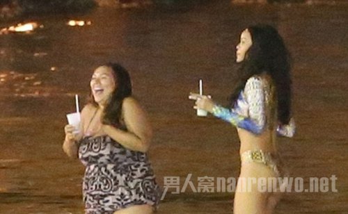 蕾哈娜与好友深夜开海边派对 身着性感豹纹泳装