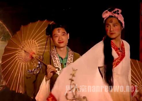 曹格获封最丑白娘子 妖娆姿态难掩容颜瑕疵