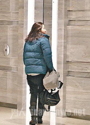 古巨基与女友互相等候上卫生间