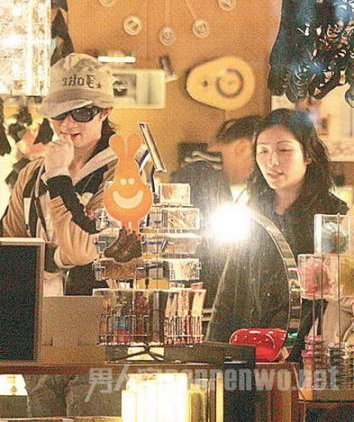 2008年3月古巨基与女友一同现身