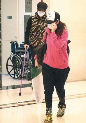 2010年10月古巨基与女友一同现身