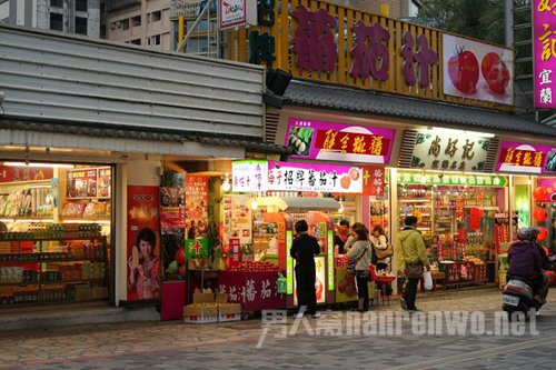 夜街热闹而整洁，温泉番茄汁很受欢迎