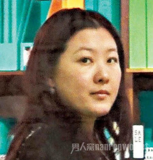 跳水皇后伏明霞带小孩逛街 拒绝记者拍照