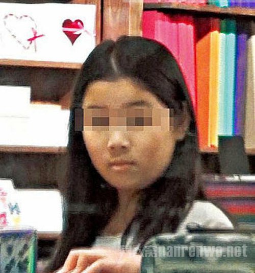 跳水皇后伏明霞带小孩逛街 拒绝记者拍照