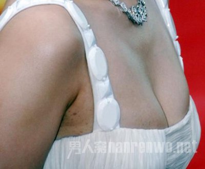 爆乳露臀亮相华表红地毯