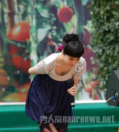 演唱会不小心胸现春光