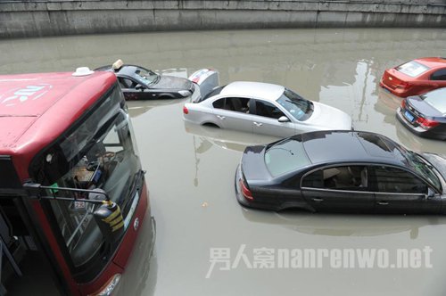  桥下积水数辆汽车被淹