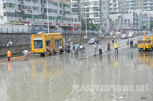  桥下积水数辆汽车被淹