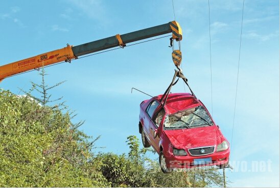 被吊起的轿车